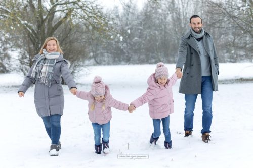 Mädchen haben Spaß beim Familienfotoshooting im Schnee