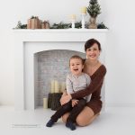 Mama und Sohn Foto vor weißen weihnachtlich geschmückten Kamin