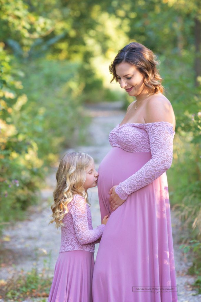 Mama und Tochter im gleichen Kleid beim Familien Fotoshooting