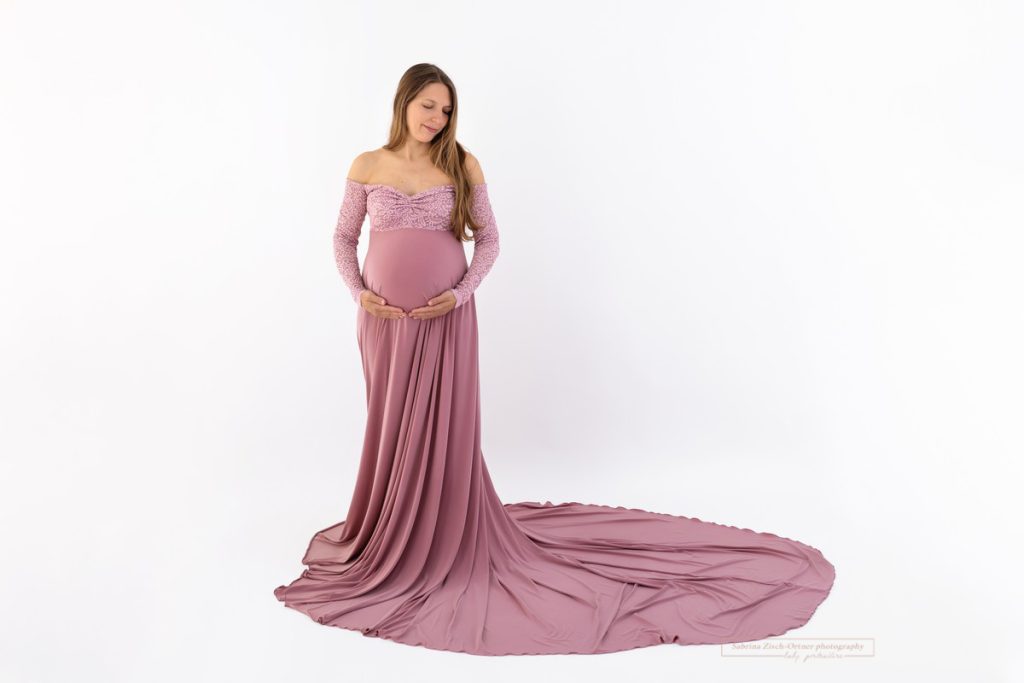 Matt Rosa Kleid im Studiokleiderschrank der Neugeborenen Fotografin Zisch