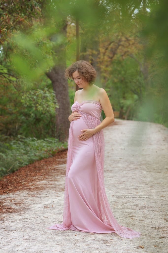 Rosa ärmelloses Babybauchkleid für Familienfotoshooting