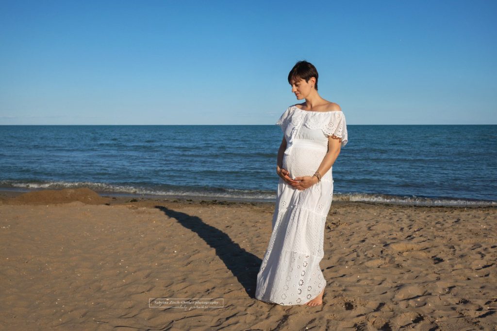 Weißes Boho Kleid für Schwangere beim Babybauchshooting