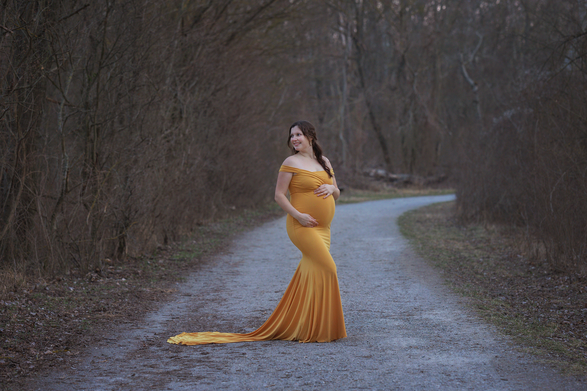Winter Babybauchshooting im gelben Schwangerschaftskleid