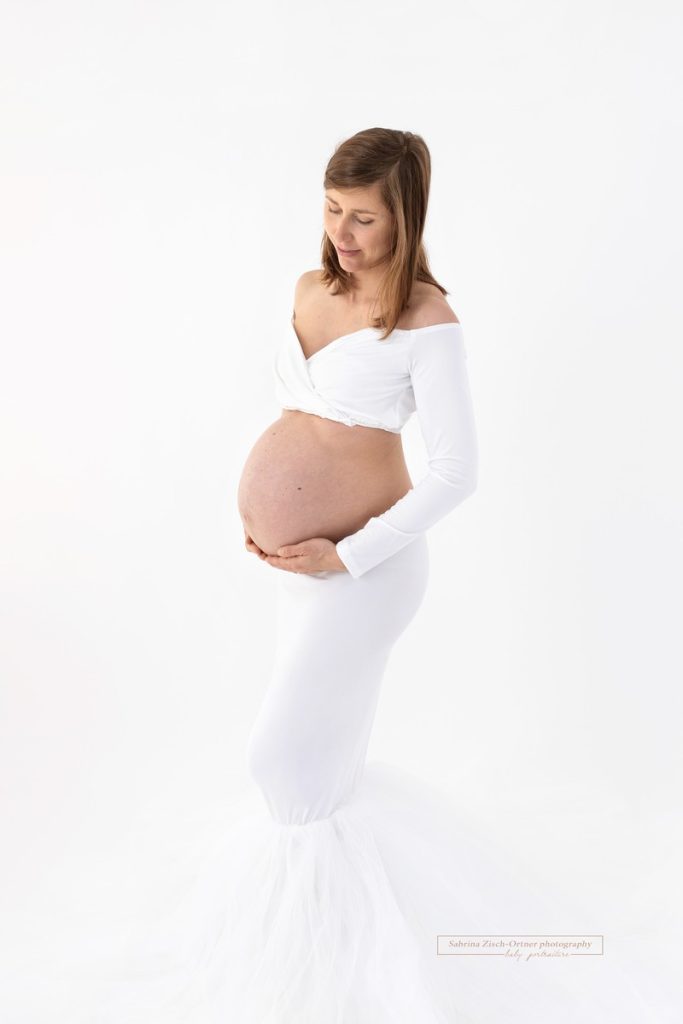 bauchfrei Babybauchshooting Foto in weißem Kleid