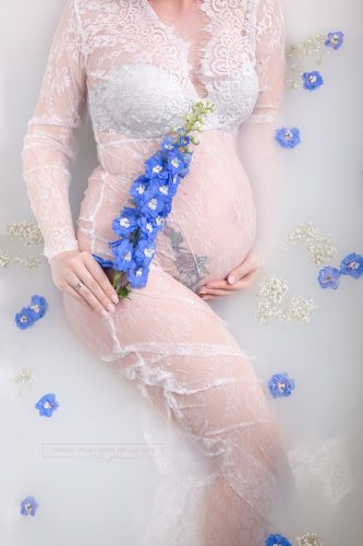 blaue Blumen im Milchbad beim Schwangerschaftsshooting in Wien