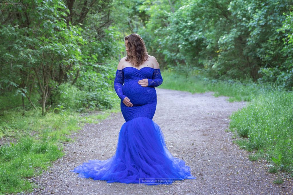 blaues Kleid aus Spitze mit breitem Tüllrock für Babybauch Fotoshooting in Wien