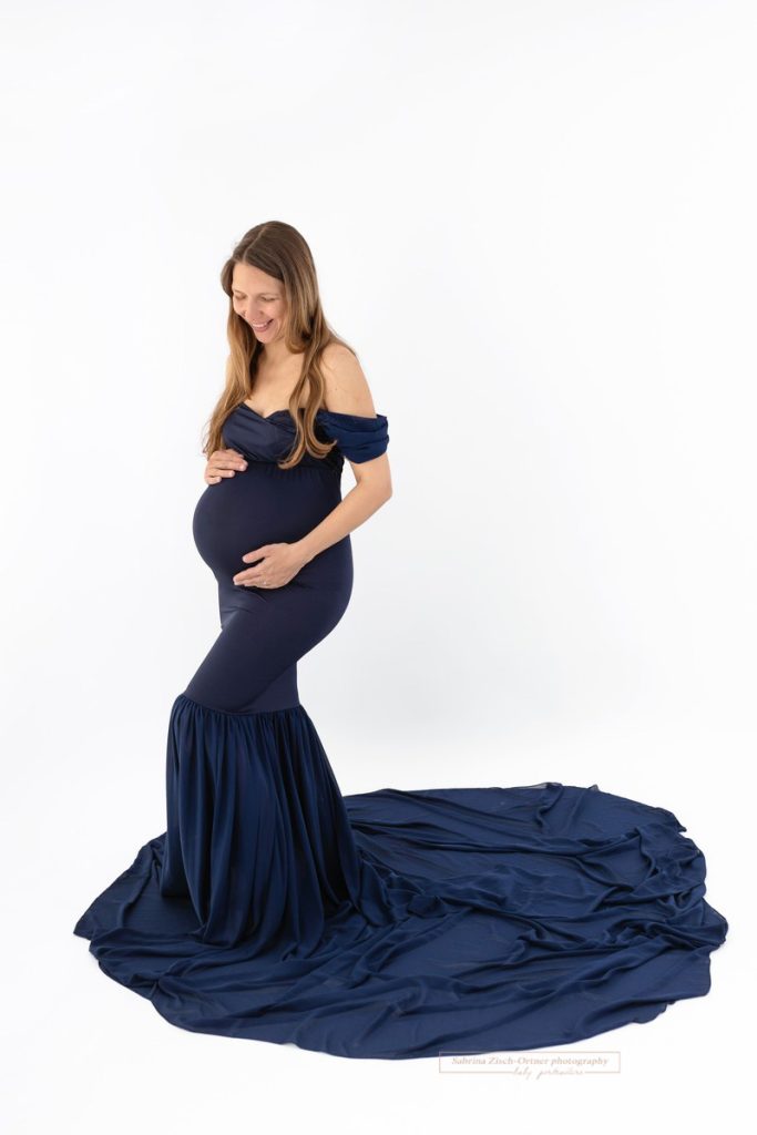 dehnbares Kleid in Blau für Babybauchfotos in Wien und Niederösterreich