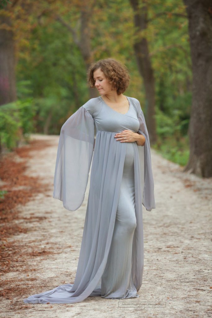 graues Babybauch Kleid mit Tüllärmeln und Schleppe