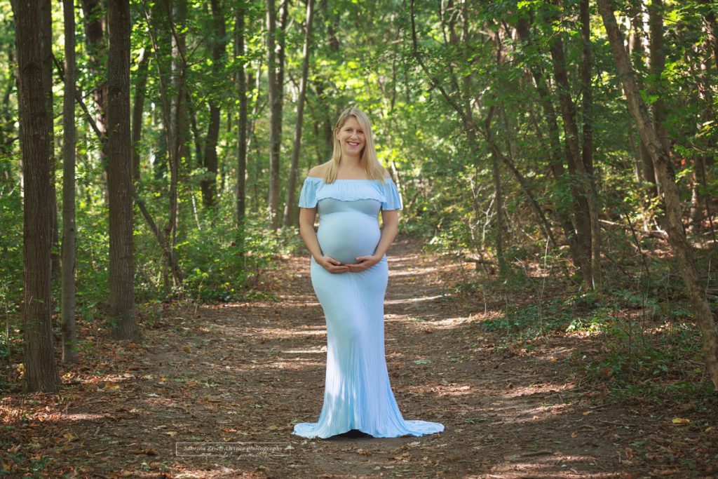 hellblaues Babybauchkleid für dein Outdoor Schwangerschaftsshooting in Wien