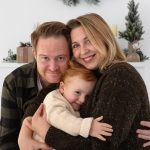 kuscheliges Familienfoto zu Weihnachten