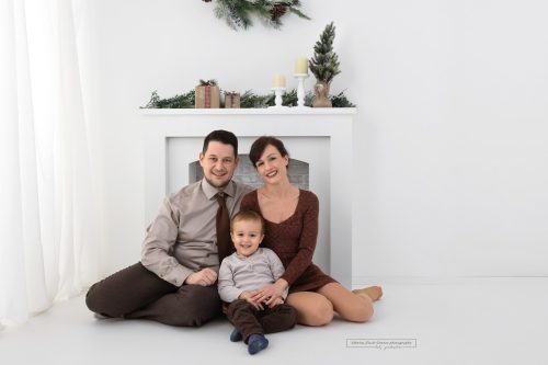 kuschelndes weihnachtliches Familienfoto