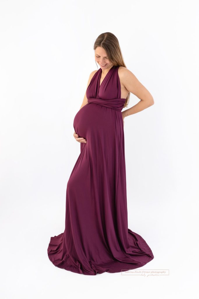 lila Kleid welches Babybauch schön zur Geltung bringt