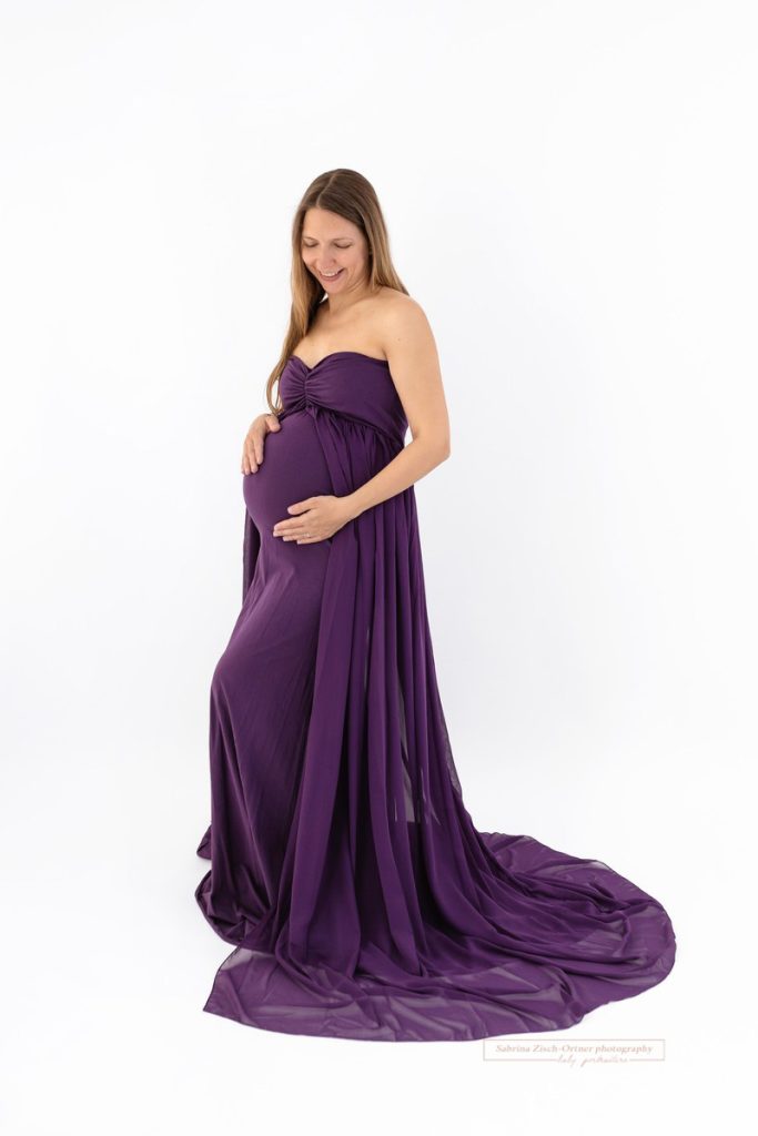 lila Schwangerschaftskleid für dein Shooting inklusive Rock mit Chiffon