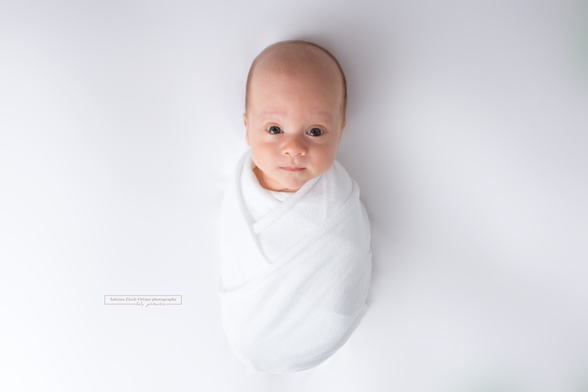 neugeborenes Baby mit neugierigen offenen Augen und einem Alter von 7 Wochen