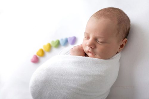 pastellfarbene Regenbogen Herzen als Accesoires beim Babyfotoshooting