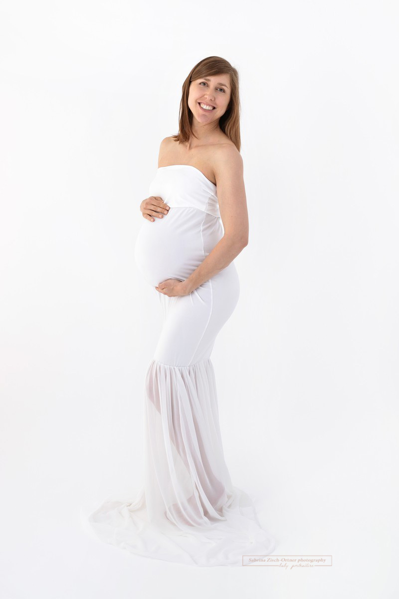 schulterfreies weißes Babybauchkleid für Schwangerschafts Shooting in Wien