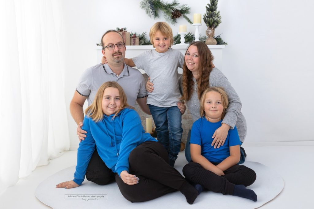 weihnachtliches Familienfoto in Wiener Fotostudio