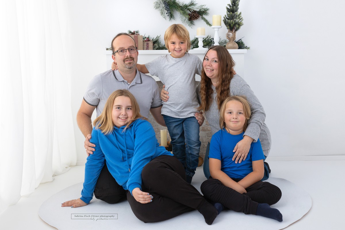 weihnachtliches Familienfoto in Wiener Fotostudio