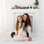 weihnachtliches Foto vor vor meinem weißen Kamin mit Mama und Tochter