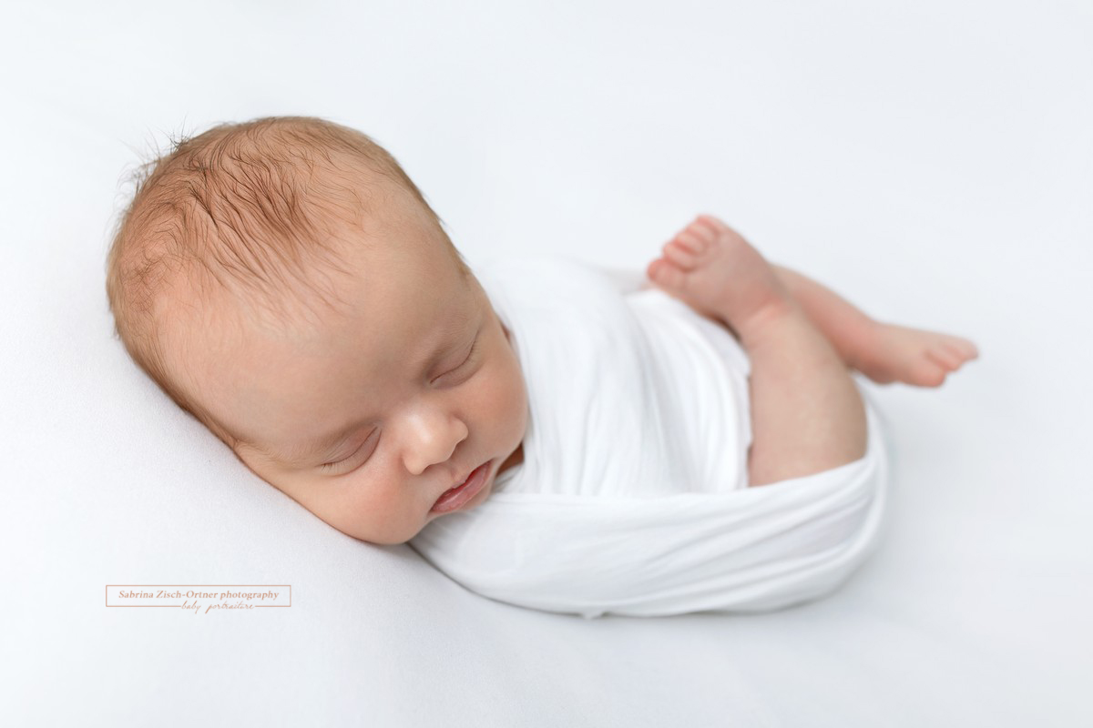 Fotos auf Wesentliche reduziert Baby in Weiß