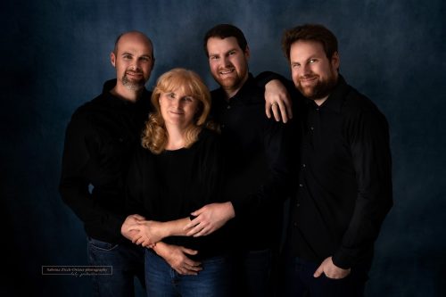 Muttertagfoto Mama und drei erwachsene Söhne