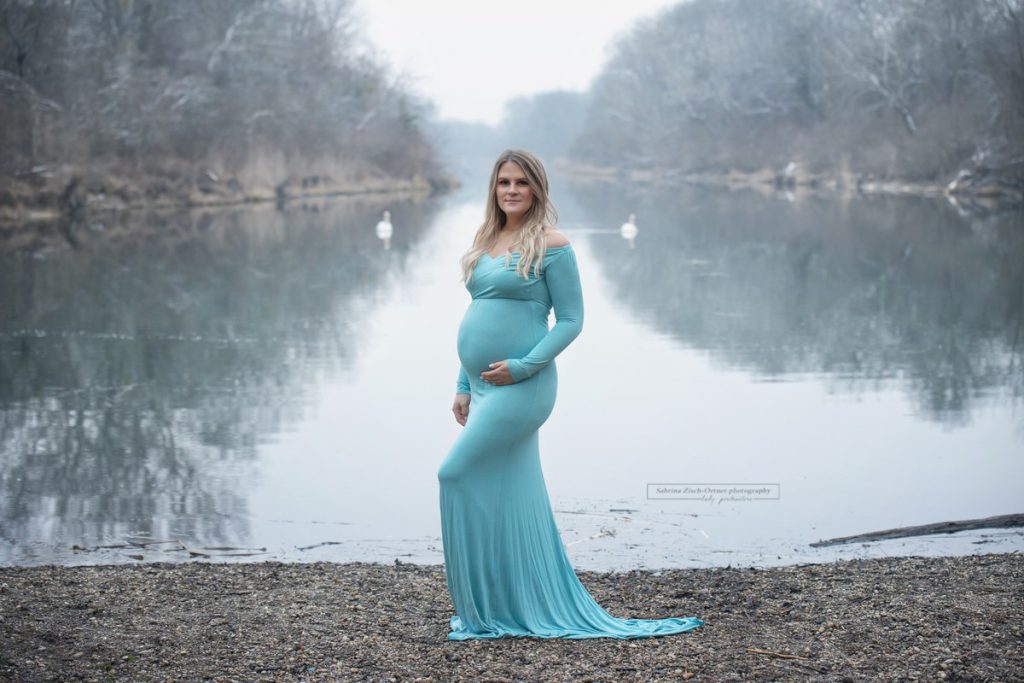 Outdoor Fotoshooting im Winter mit Schwangerschaftskleid in Türkis