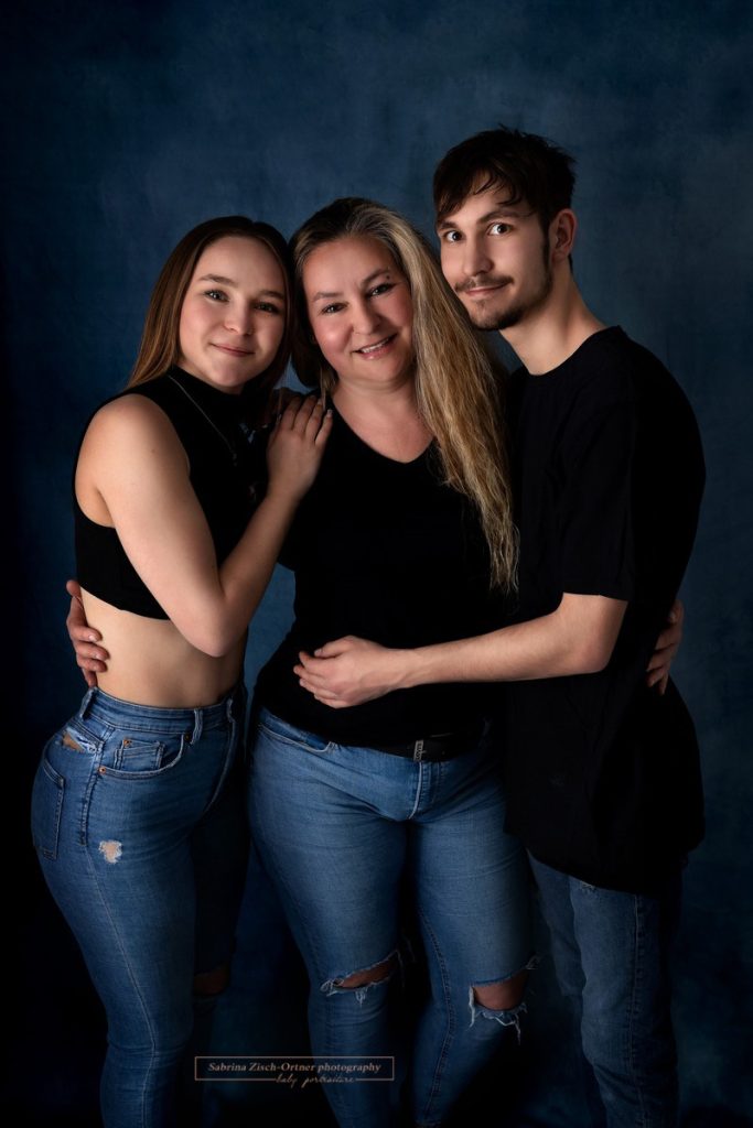 Mama hat ihre erwachsenen Kinder im Arm ein besonderes Foto