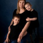Muttertagsfoto von Mama mit zwei Kindergartenkindern Söhne bei Zisch Ortner