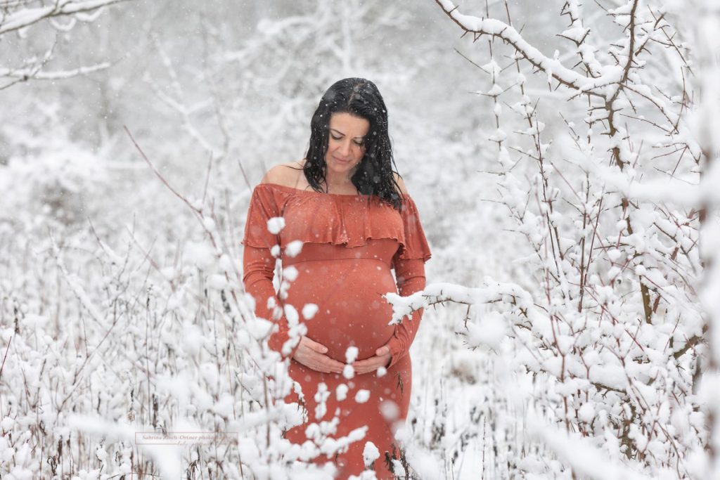 Babybauch Schwangerschaftsfotos im Schnee in Wien mit Sabrina Zisch Ortner