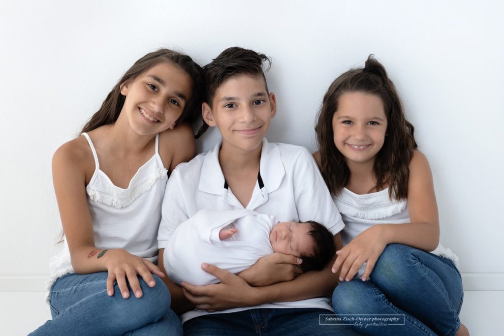 Geschwisterfoto beim Neugeborenenshooting mit vier Kindern