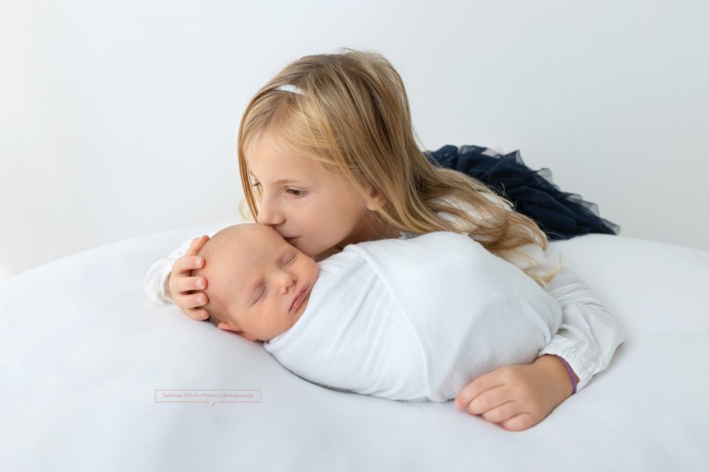 Geschwisterfoto beim Neugeboreneshooting in Wien