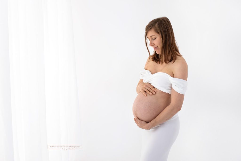 großer Babybauch in 37 Schwangerschaftswoche bei Zisch Ortner