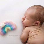 Baby neben einem Regenbogen aus Filz gemacht