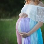 Babybauch in Regenbogenfarben gehüllt