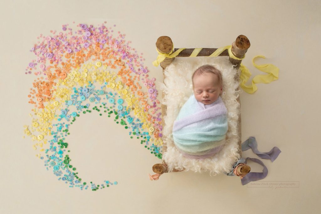 Composing Bild für Regenbogen Baby mit Hintergrund aus Knöpfen
