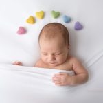 Filzherzen in Regenbogenfarben beim Neugeborenenshooting in Wien