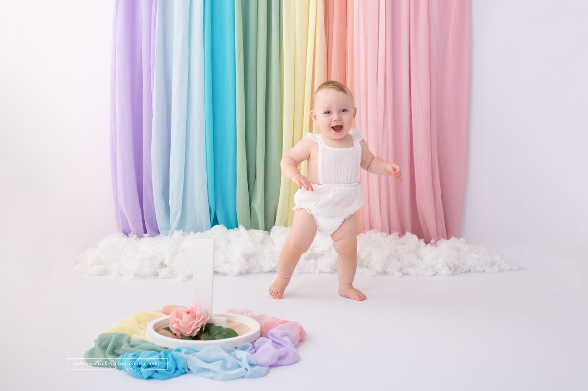 Fotoshooting für Regenbogen Baby Mädchen zum Geburtstag Meilenstein