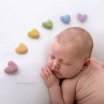 Fotoshooting mit Regenbogen Baby und Herzchen bei Sabrina Zisch