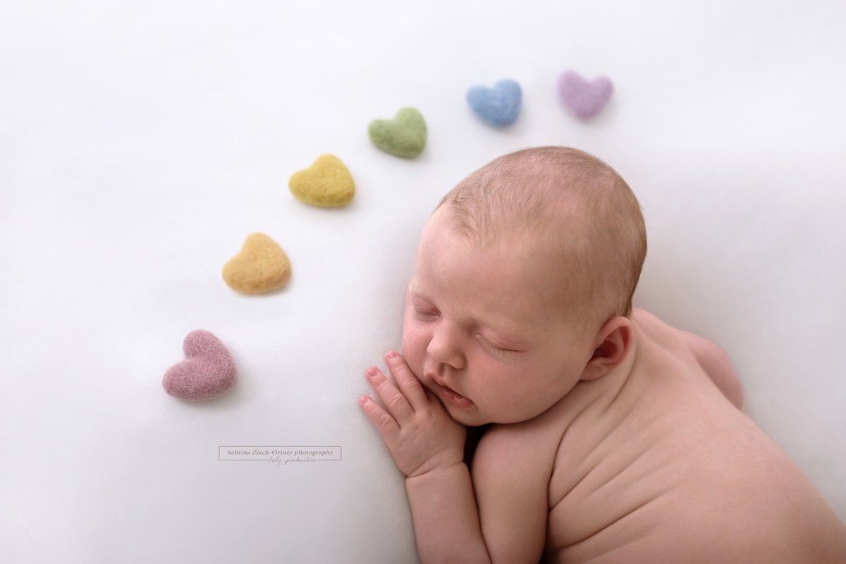 Fotoshooting mit Regenbogen Baby und Herzchen bei Sabrina Zisch