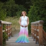 Kleid mit Regenbogenfarben beim Babybauch Shooting in Wien