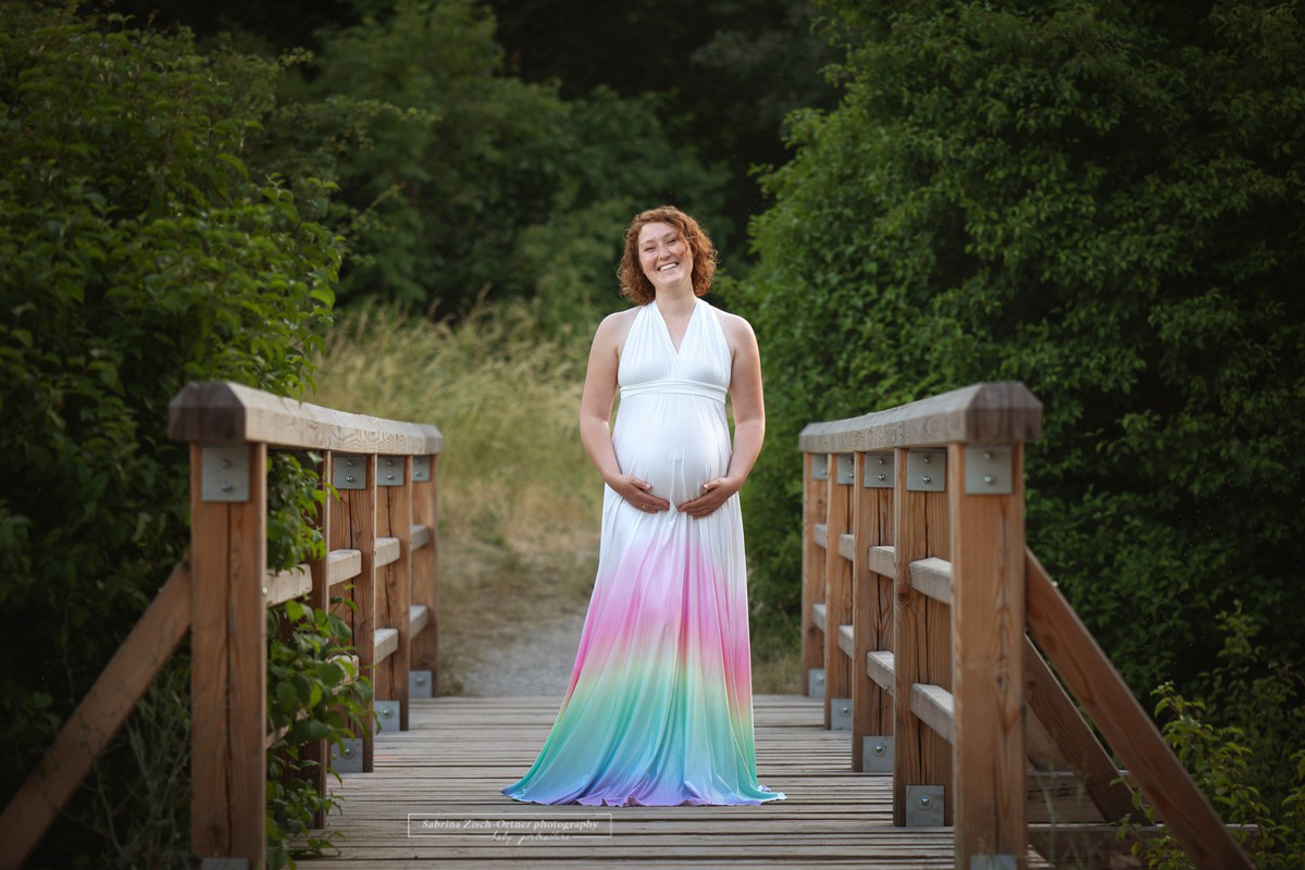 Kleid mit Regenbogenfarben beim Babybauch Shooting in Wien