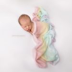 Neugeborenen Shooting mit Regenbogen Baby