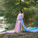 Outdoor Schwangerschafts Shooting am Wasser mit Regenbogen Rock