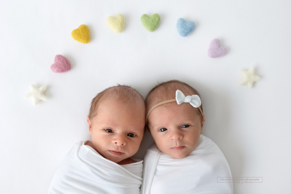 Regenbogen Baby Zwillinge Junge und Mädchen mit Filz Herzen