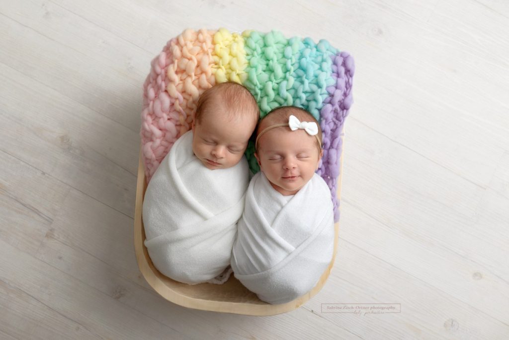 Regenbogen Baby Zwillinge bei ihrem ersten Shooting