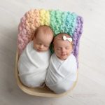 Regenbogen Baby Zwillinge bei ihrem ersten Shooting