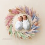 Regenbogen Baby Zwillinge in Nest aus Federn