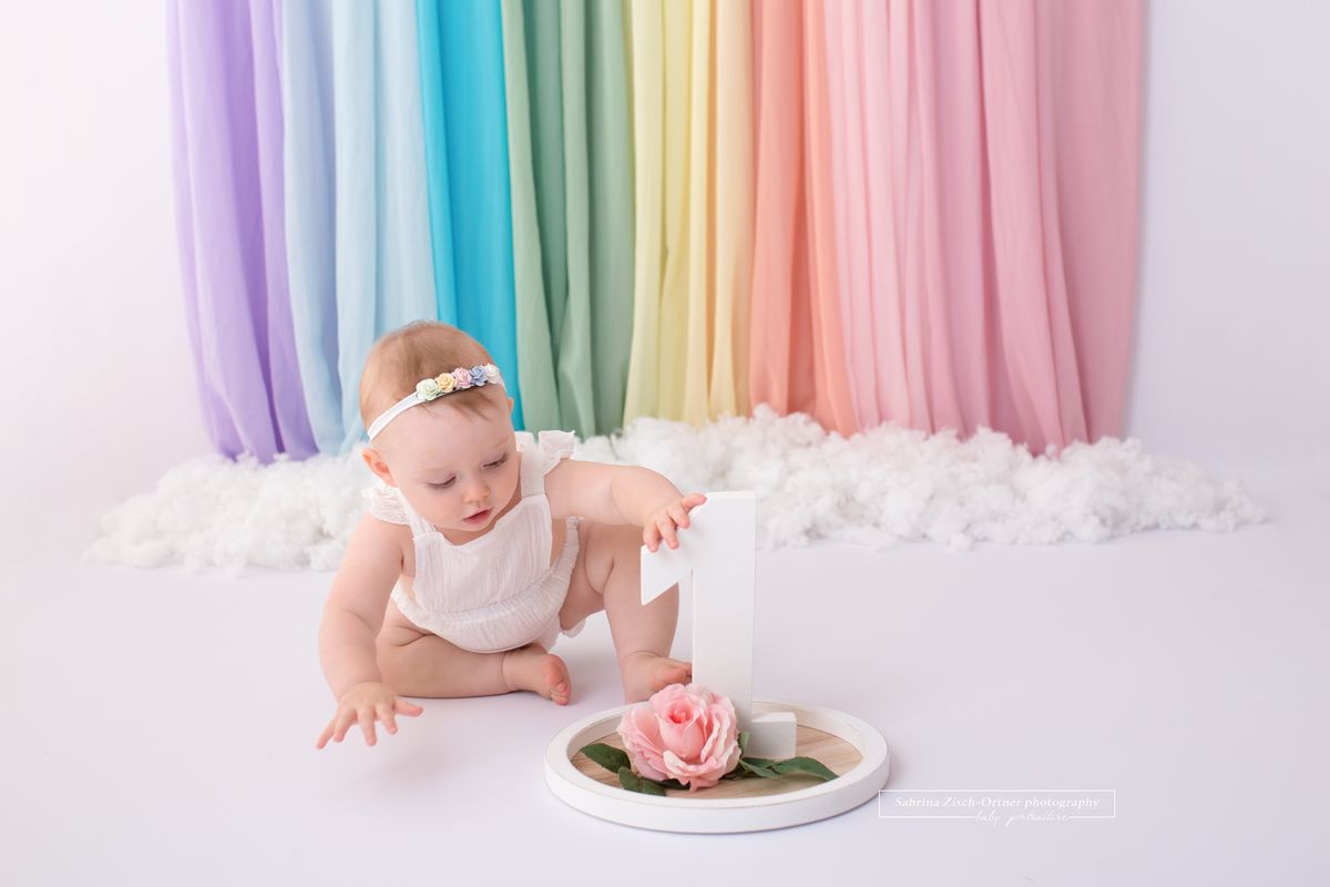 Regenbogen Baby feiert ihren ersten Geburtstag mit Fotos