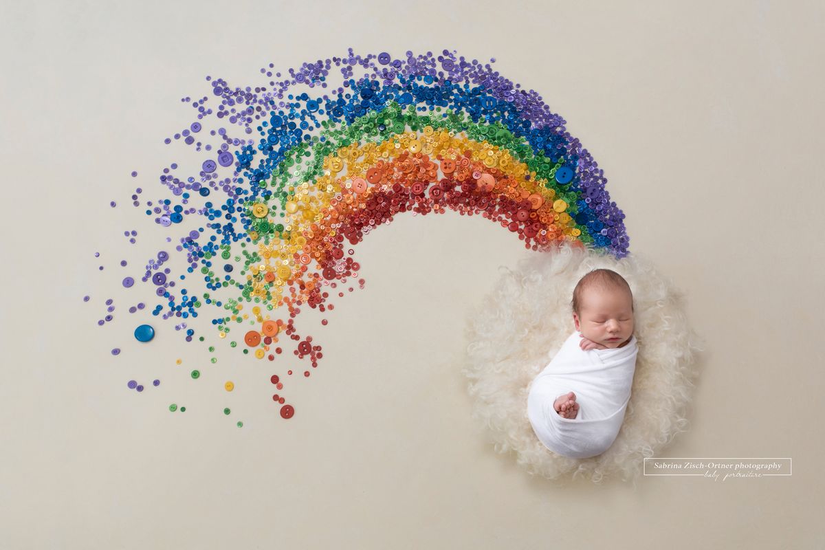 Regenbogen aus Knöpfen gelegt beim Baby Shooting