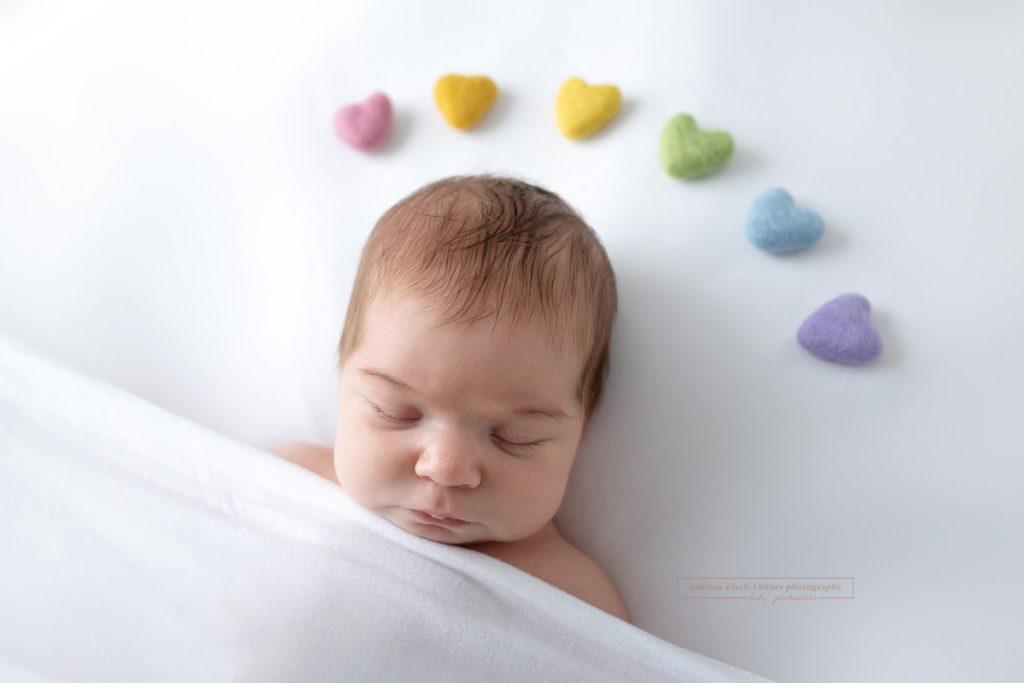 schlafendes neugeborenes Baby bei ihrem Regenbogen Shooting